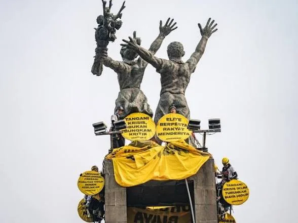 Enam Aktivis Greenpeace Dipulangkan Usai Pasang Spanduk di Bundaran HI, Polisi Singgung Aturan Cagar Budaya